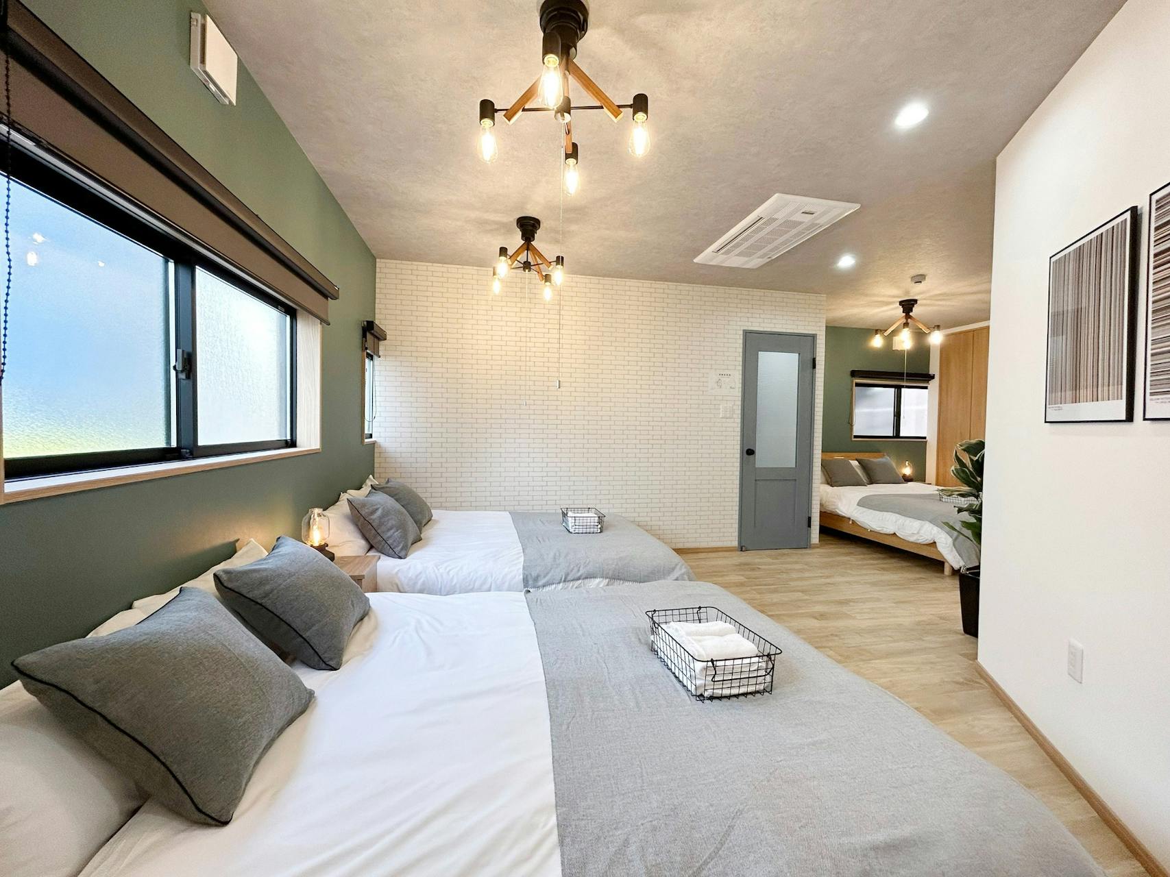 ・【走馬灯A：寝室】広々としたお部屋にダブルベッドを3台設置しています