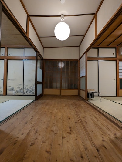 廊下を挟んだ和室は広々としており、開放感があります。