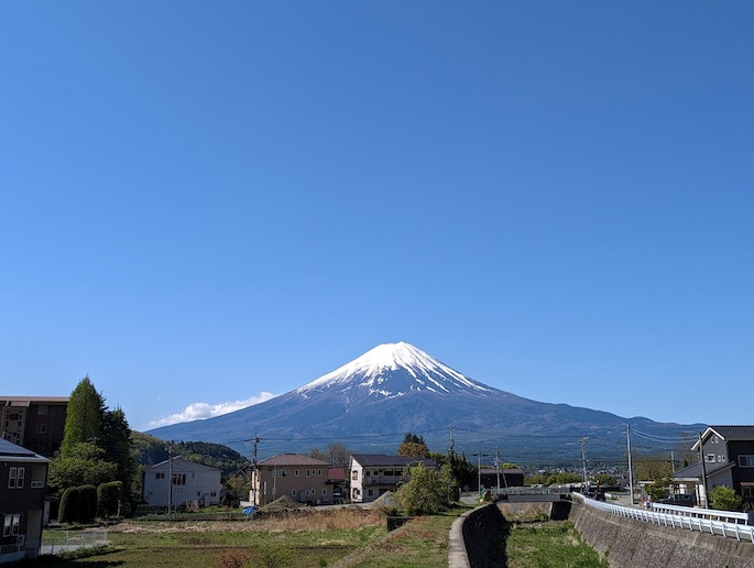 徒歩30秒ほどで富士山を見ることができるので、朝の散歩もお楽しみいただけます。