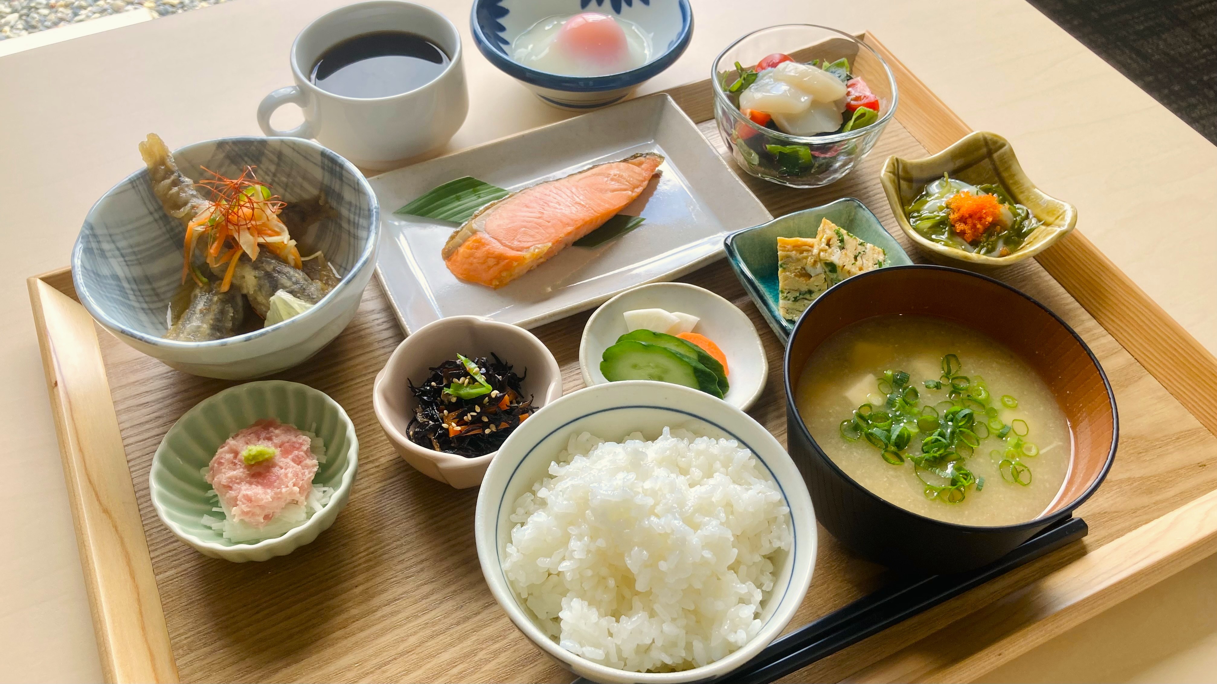 （朝食一例）ふっくらと炊き上げたごはん、出汁をひいたお味噌汁、メインの焼き物と彩り豊かな小鉢の和朝食膳