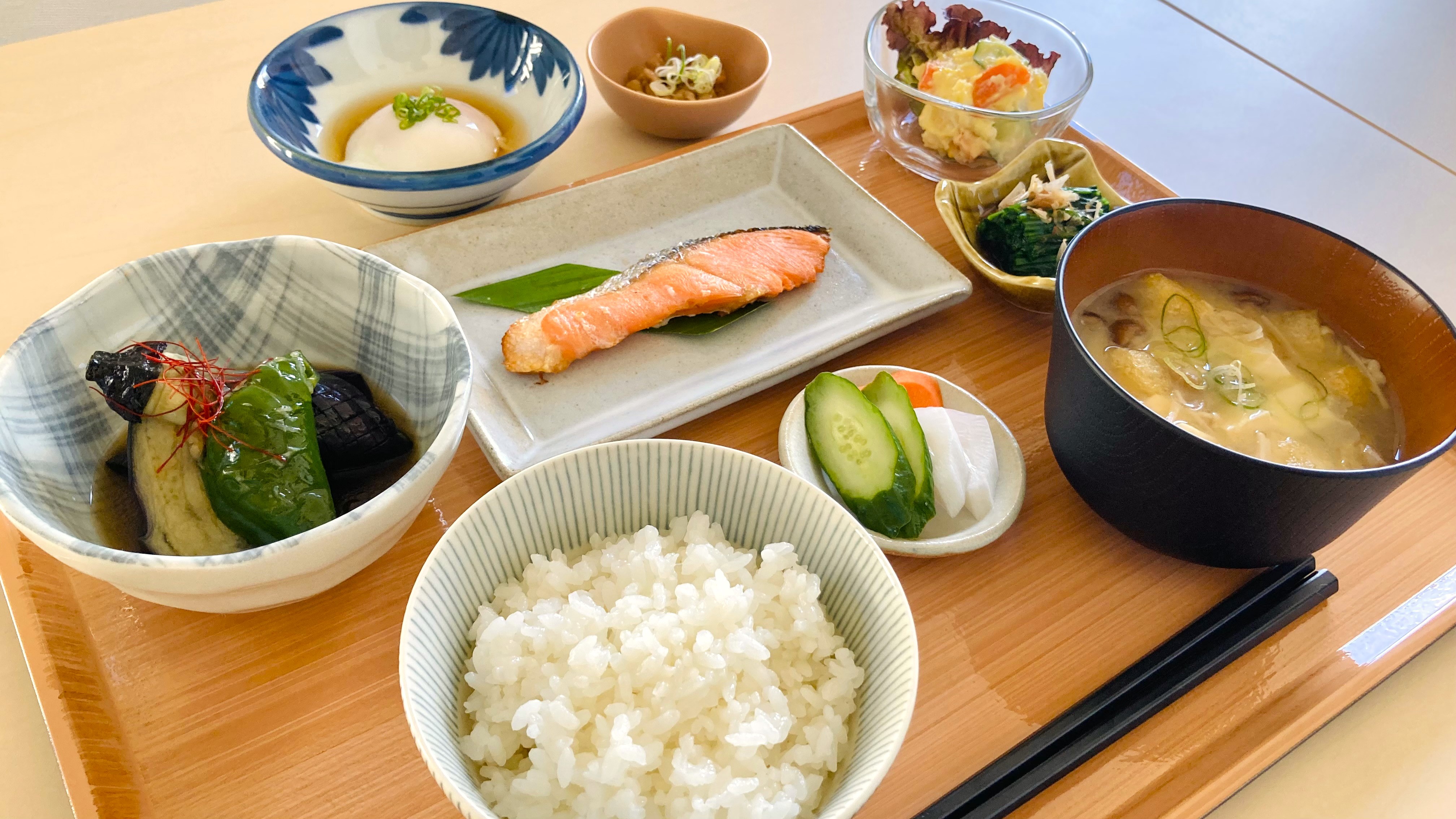（朝食一例）食材を活かした約4～5種の手作りの朝に優しいおかずに、ふっくらと炊き上げたごはん、出汁をひいたお味噌汁の平日限定の和朝食膳