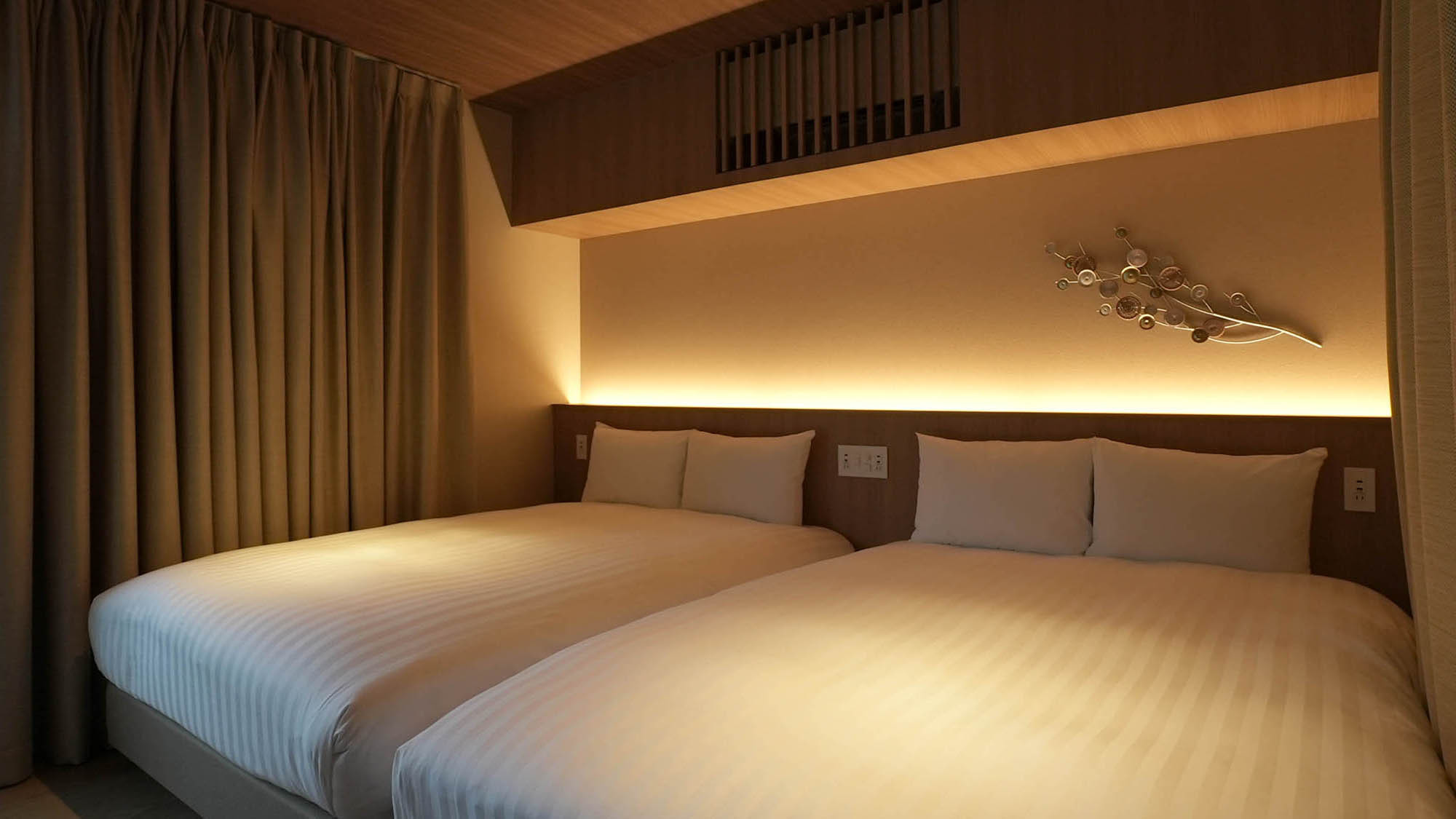【C01～08（ベッドルーム）】落ち着いた雰囲気の寝室。ゆとりのあるダブルベッドを2台設置