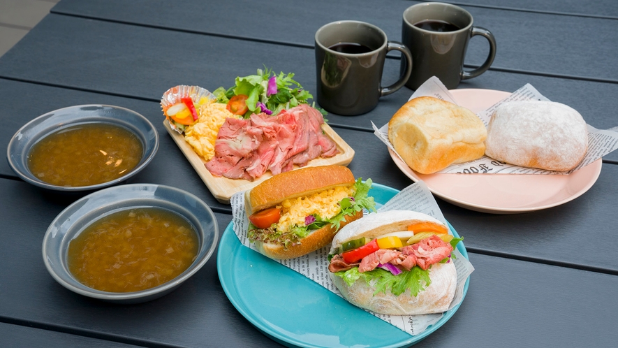 【洋朝食】ローストビーフプレートと「THE STANDARD BAKERS」による2種類のパンセット