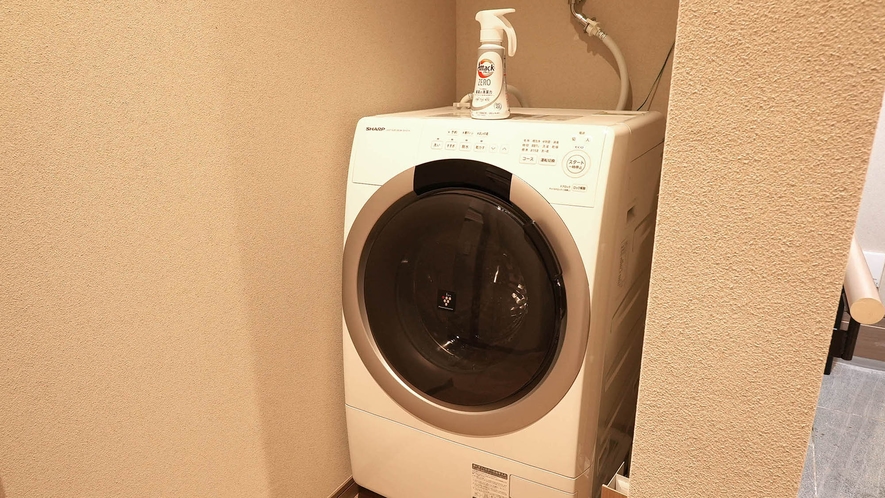 【ドラム式洗濯機】各棟に設置。衣類洗剤も完備しており連泊でも安心