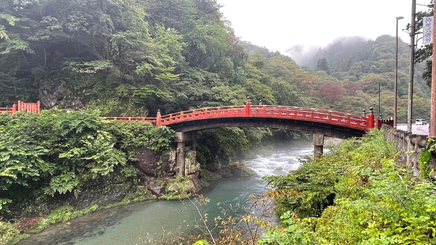 【日光二荒山神社・神橋】日光の表玄関を飾る橋。国の重要文化財に指定されています