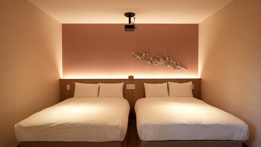 【C01～10（ベッドルーム）】落ち着いた雰囲気の寝室。ゆとりのあるダブルベッドを2台設置