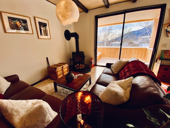 暖炉を囲むソファからは美しい眺めを楽しむことができます