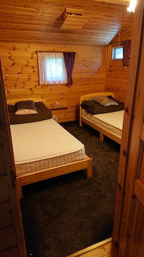 寝室１：シングルベッドx2