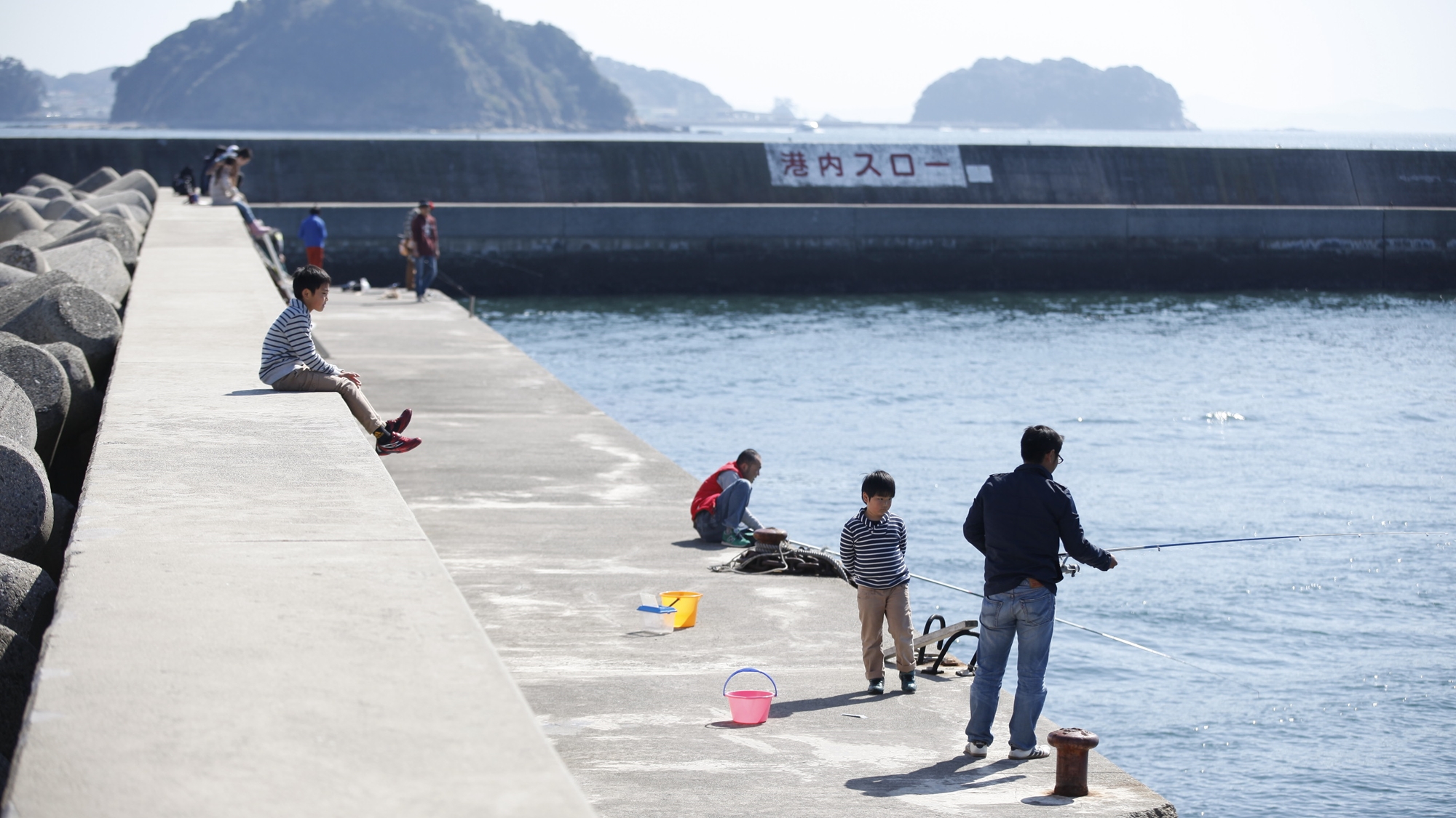 *新鮮な魚介が水揚げされる漁師の島。心地よい潮風と温かい島人が、旅人を迎えてくれます。