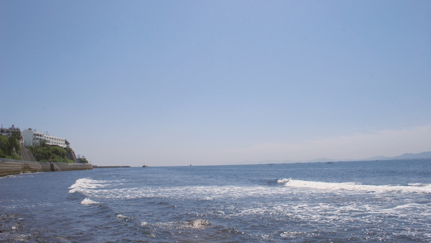 *青い空に映える真白な外観。師崎港から船で10分。名古屋からも1時間ちょっと☆