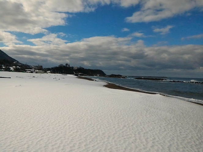 雪の日の砂浜