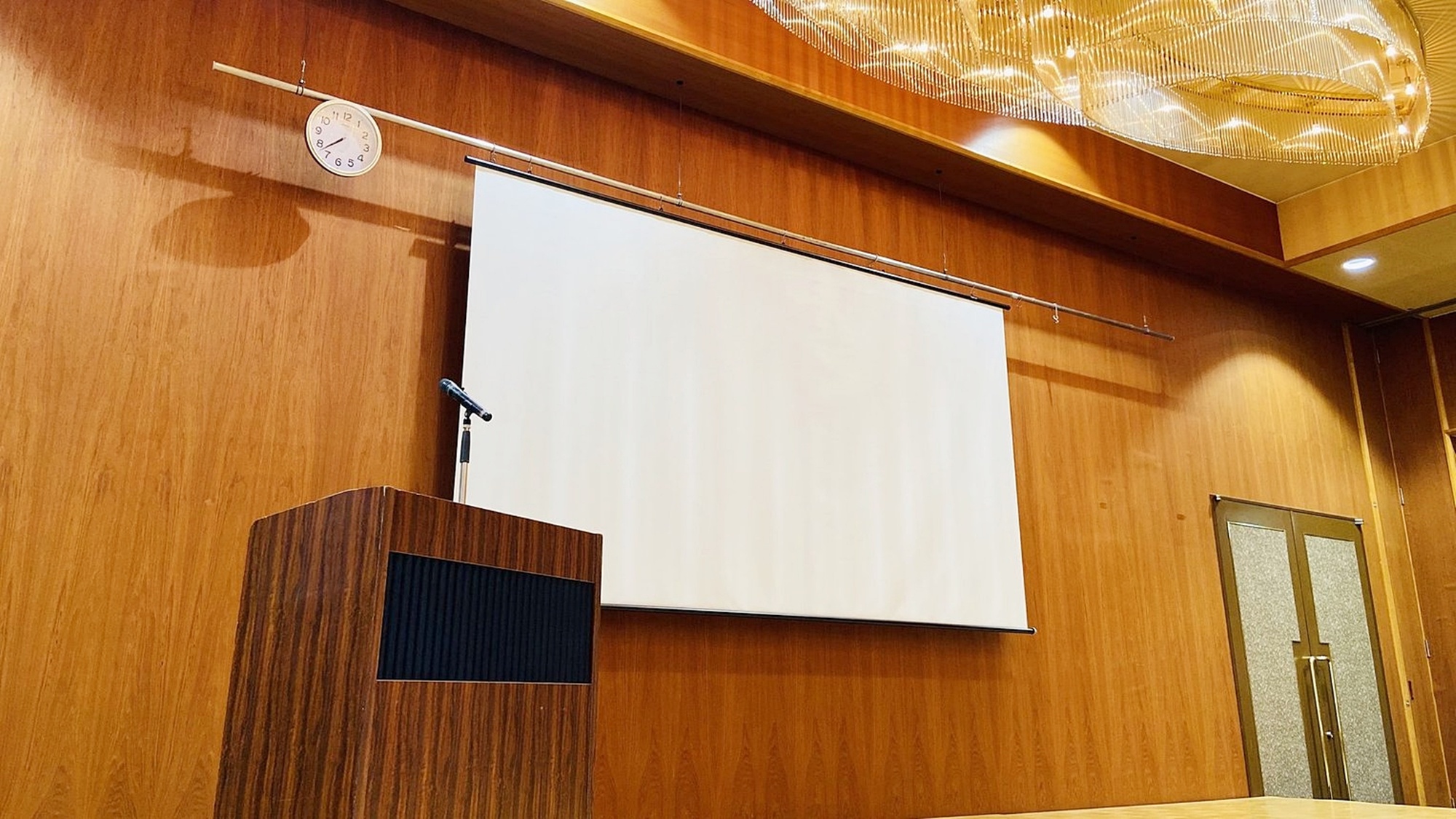 *会議室（スクリーン）