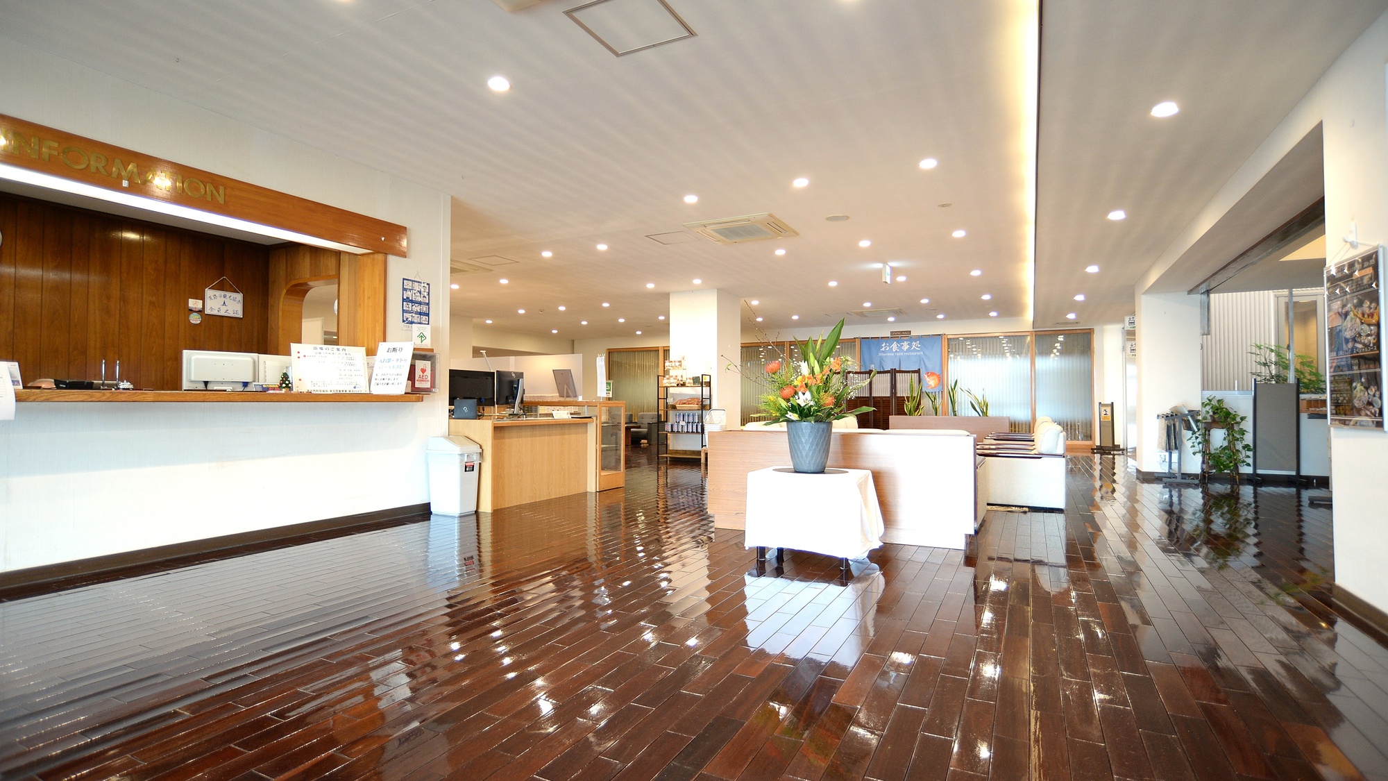 *ロビー　チェックイン、アウトはこちらでお願いします