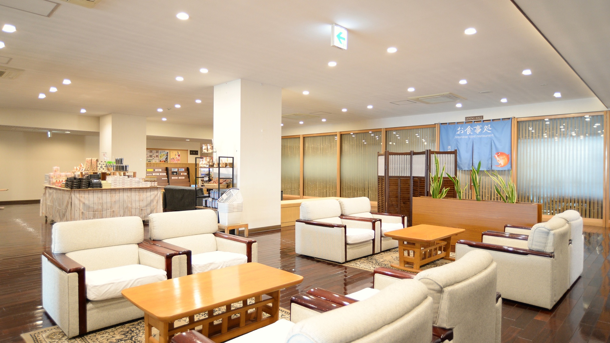 *ロビー　ソファーでおくつろぎください