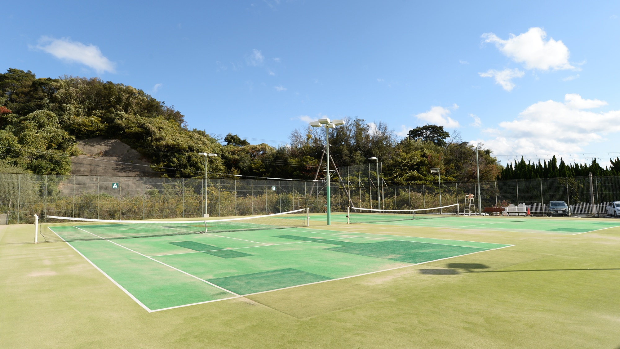 *テニスコート&hellip;2面あり、夜間照明設備も備えております