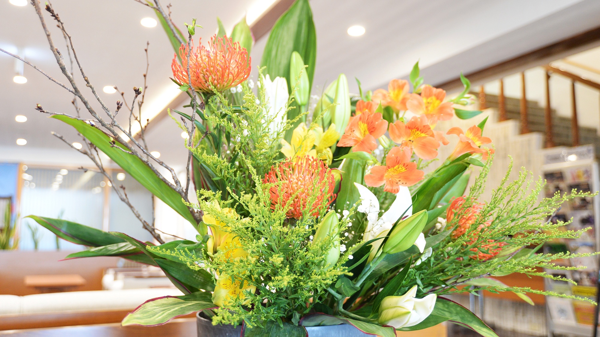 *ロビー　季節のお花でお出迎えします