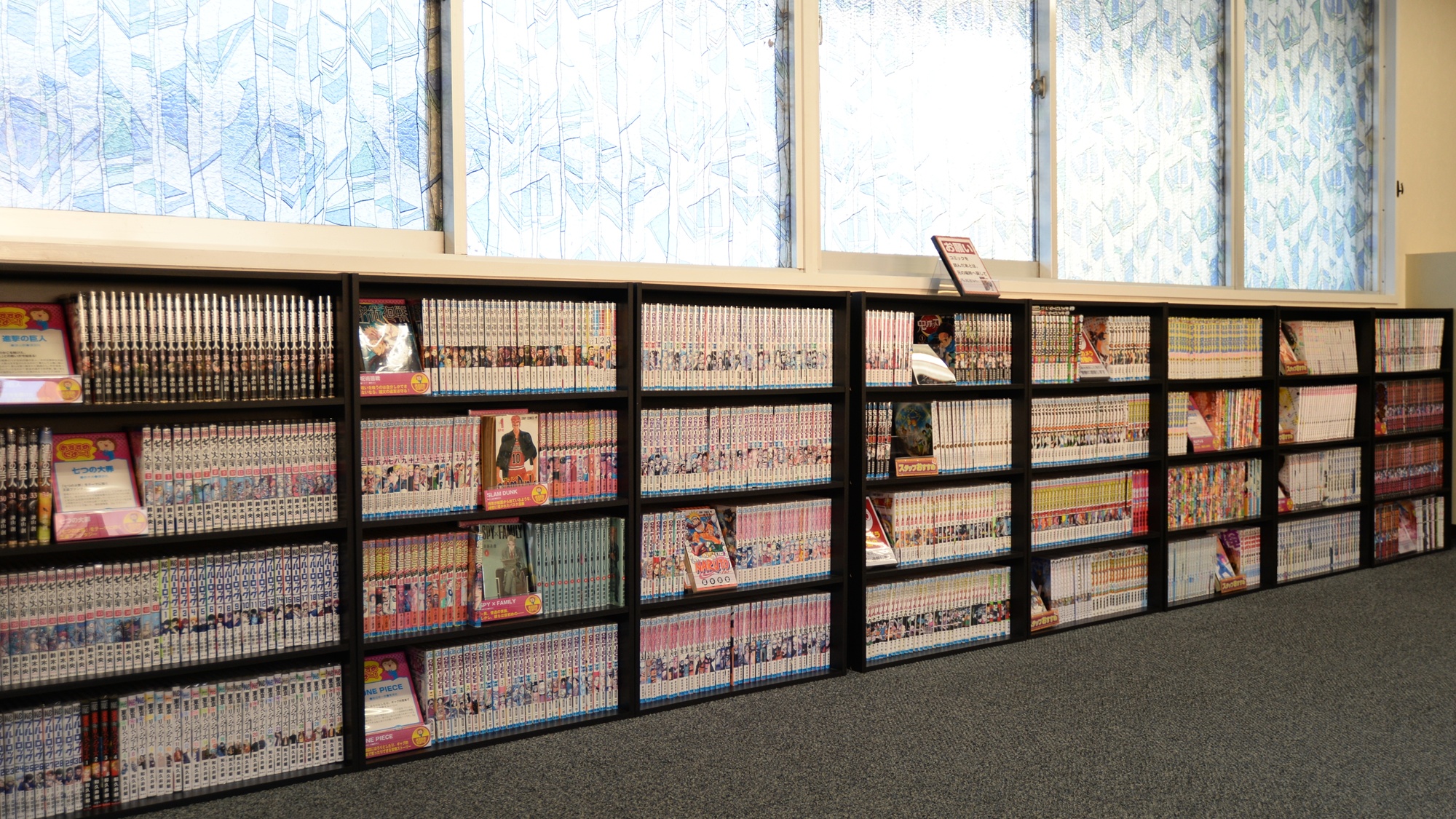 *2Fロビー　漫画も置いてます