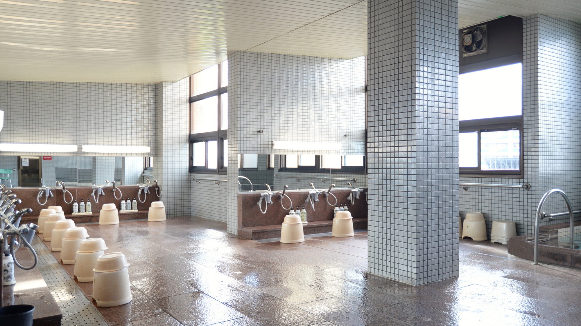 *大浴場&hellip;洗い場は一度に10人ほど使えます