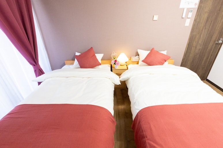 【寝室4】赤を基調に可愛い空間でリラックス！
