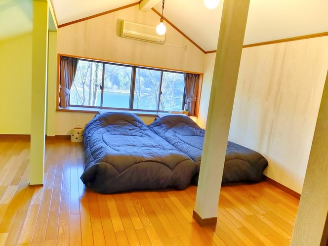 ベッド２台が設置された２階洋室。個室でプライベート空間を確保♪