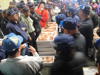 越前蟹競りの光景