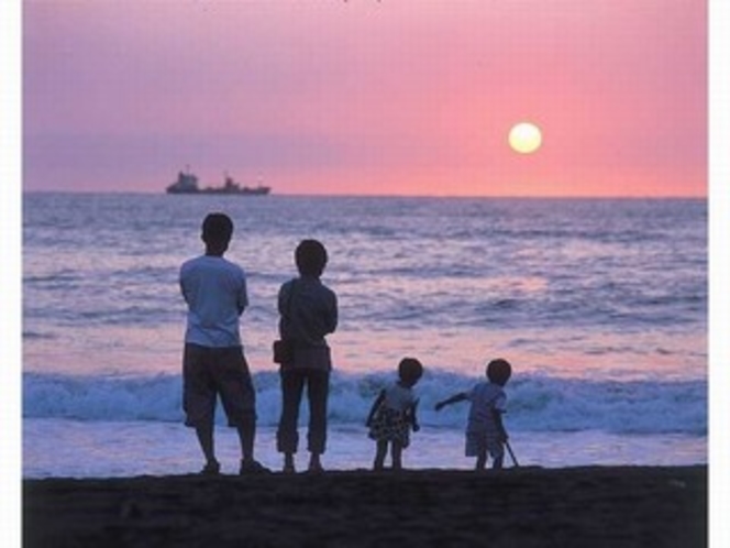 綺麗なサンセットビーチの夕日に親子が・・
