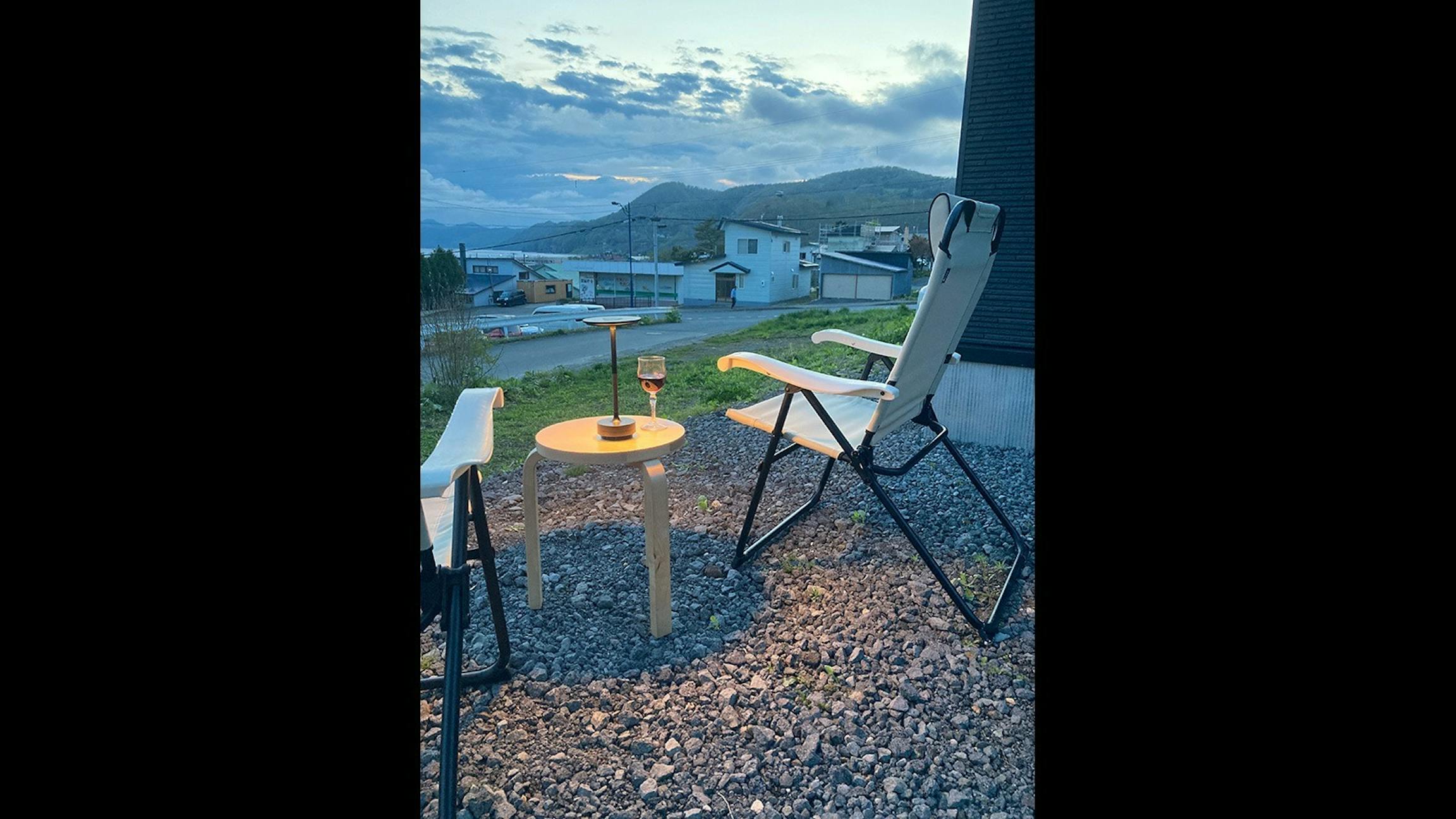 夏の夕暮れはアウトドアで過ごしましょう。