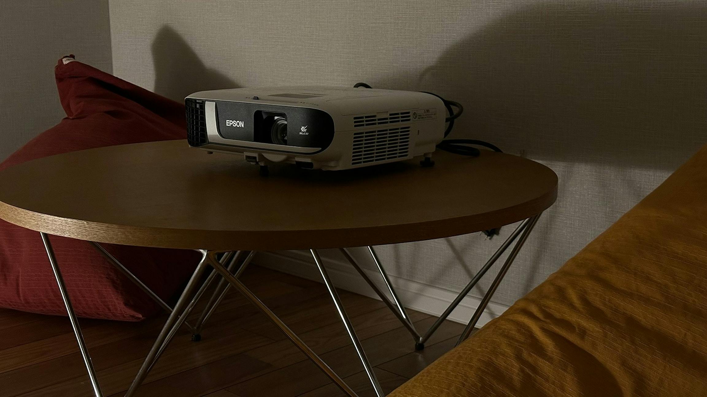 ロフトの壁面はシアターに