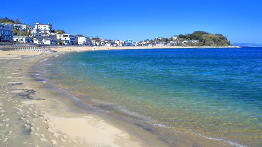 綺麗な島ビーチ。夏は海水浴をお楽しみください。