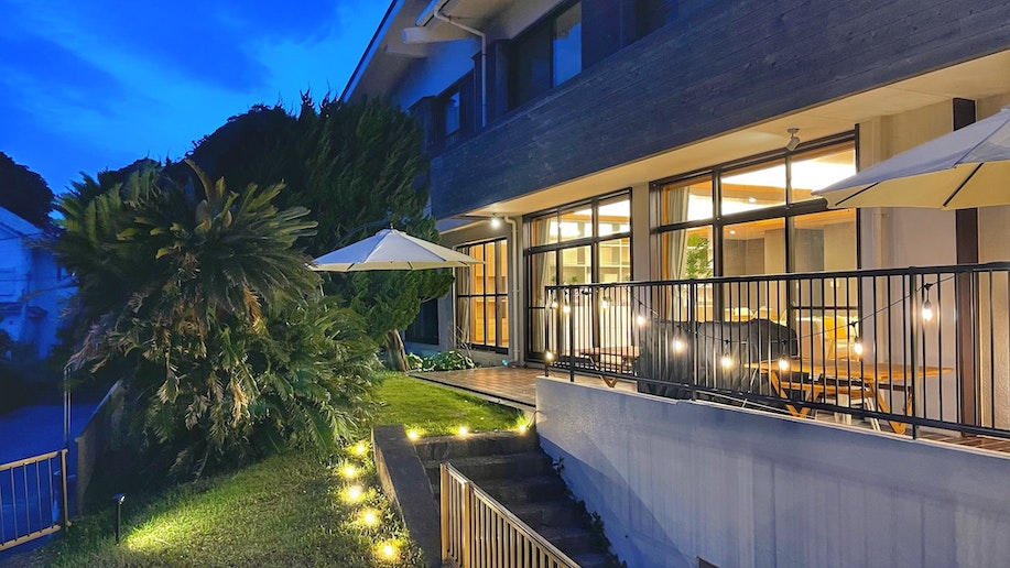 夜になるとテラスがライトアップされます。