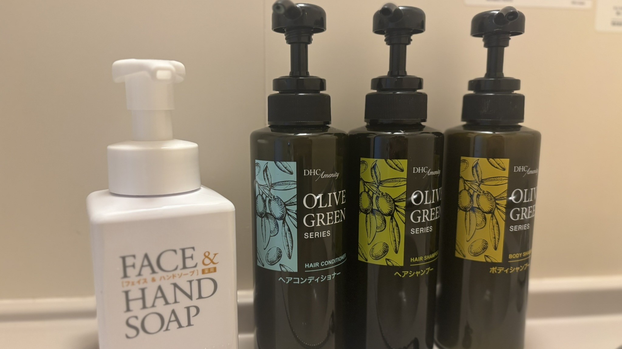 ユニットバス付きのお部屋のシャンプー類。ハンドソープは洗顔としてもご利用頂けます。