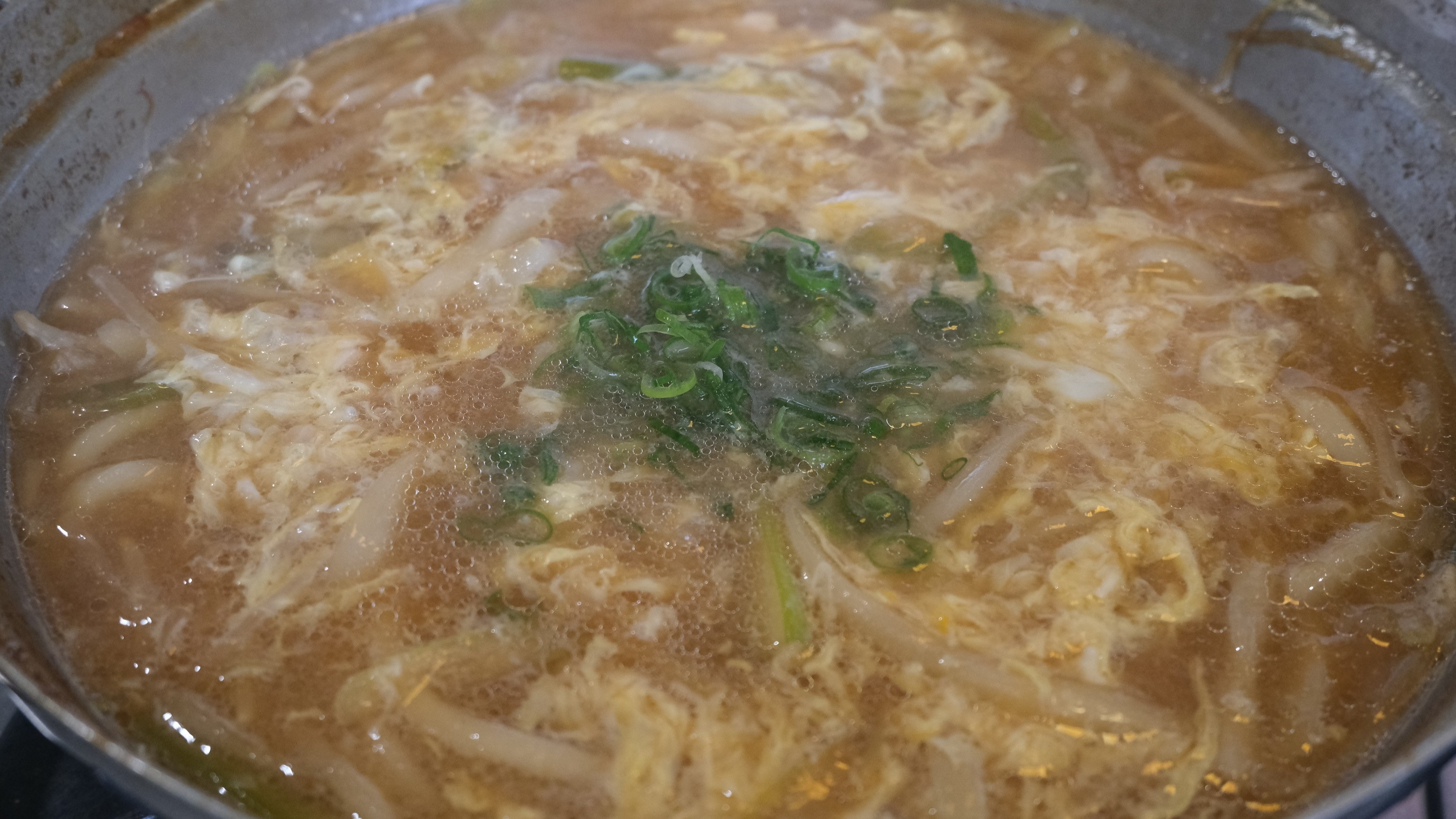 【茶美豚】甘みのある脂身と柔らかい肉質が特徴で、通常の豚肉では味わえない深いコクをご堪能いただけます