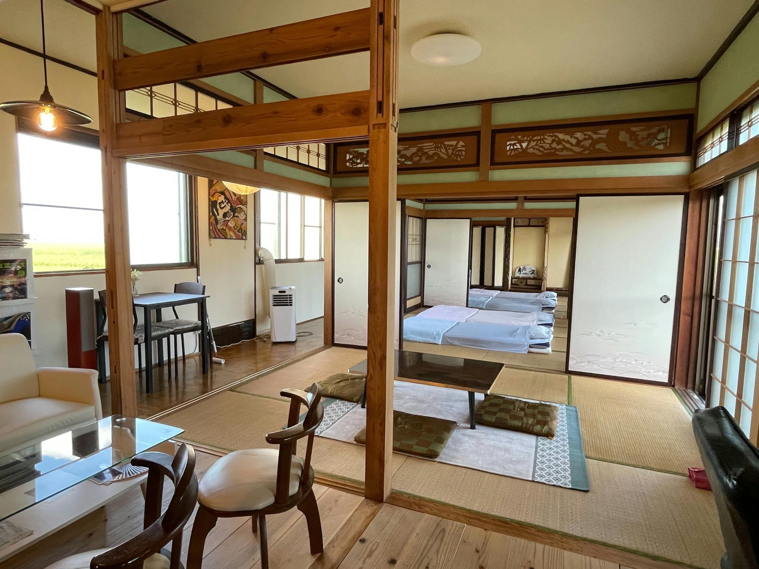 玄関からカフェ、客室へと広々とした空間が広がります