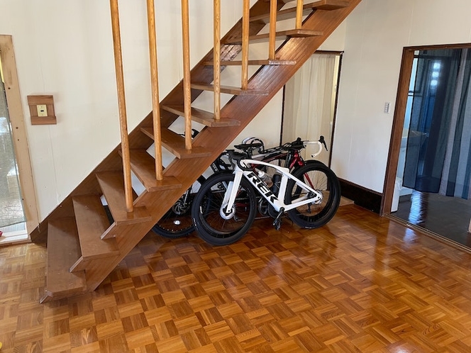 自転車は倉庫か母屋の階段下に保管できます（数量限定）