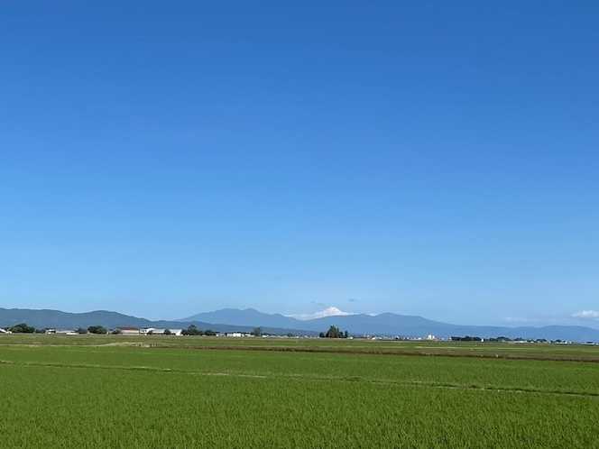 北八甲田と南八甲田がくっきりと