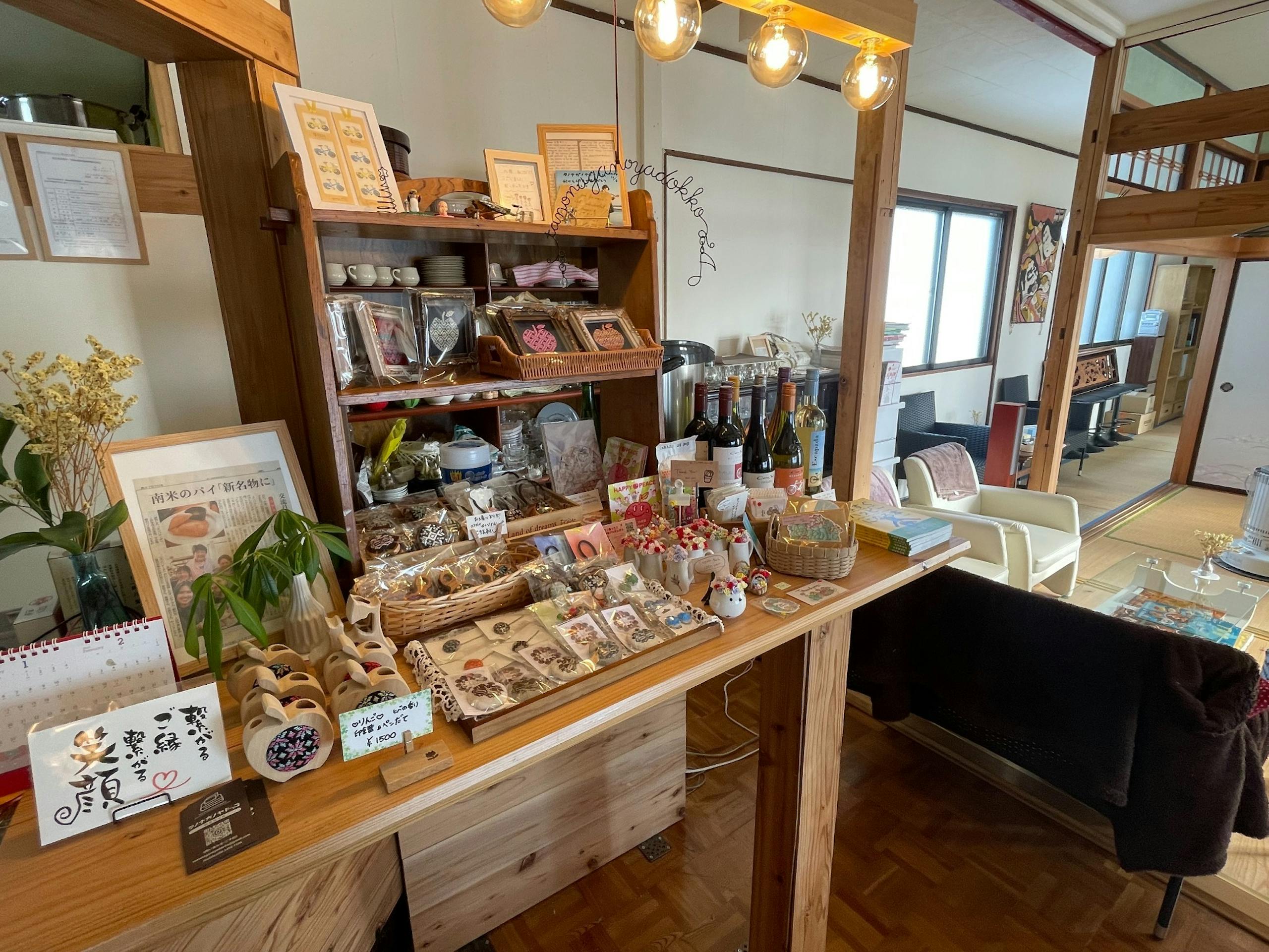 地元作家のこぎん刺しアクセサリーなど。お土産にどうぞ♪