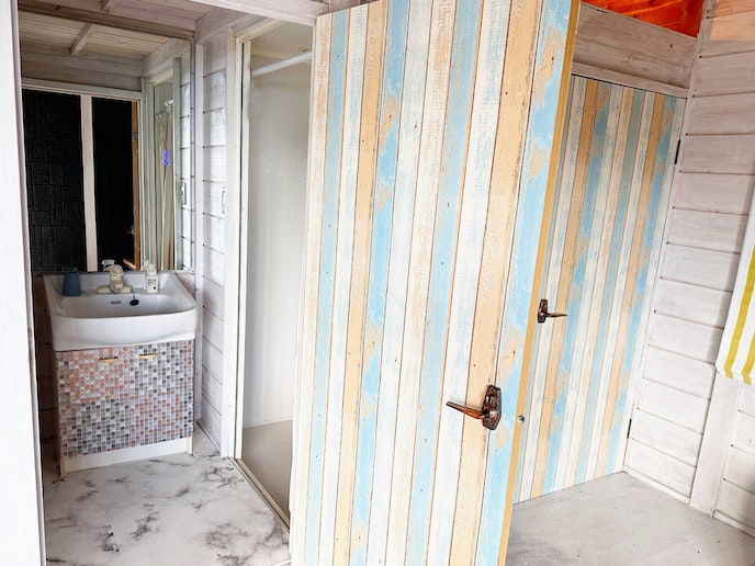 ・【洗面所】カラフルで可愛らしい扉の洗面所。大きい鏡で身支度やお化粧もしやすいです