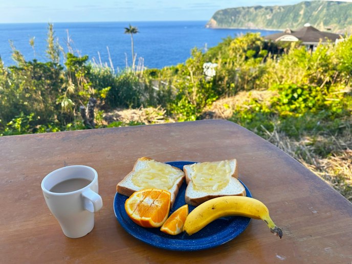 ・【テラス】心地よい潮風を浴びながら朝食をいただく至福の時間