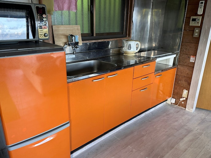 ・【海：キッチン】冷蔵庫・電子レンジ・IHコンロを完備。広々としていてみんなで料理を楽しむことも♪