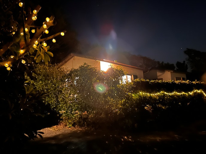 ・【外観】夜は優しい灯りに和みます。外に出て星空観察もおすすめです