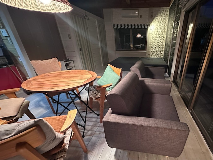 ・【月：リビング】ソファーに腰を掛けると目の前には自然がたくさん。スローな時間をお楽しみください