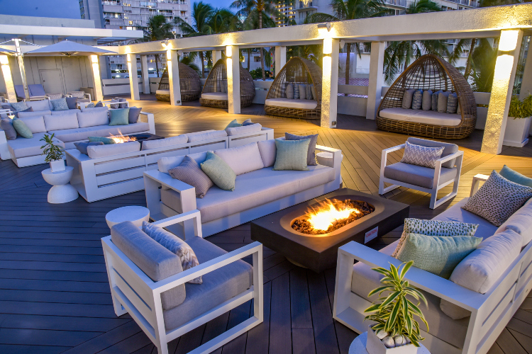 プール サンデッキ