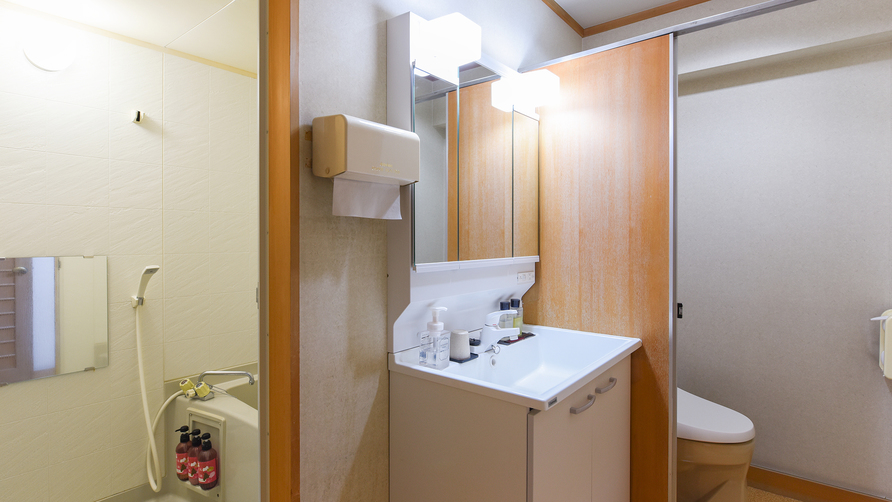 *【お部屋風呂＋洗面＋トイレ】2～3階和室16畳共通で近いレイアウトの洗面所となっております。