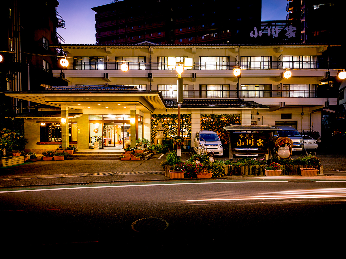 *【外観・夜】湯めぐりが楽しい伊豆長岡温泉の観光に便利な場所に位置しております。