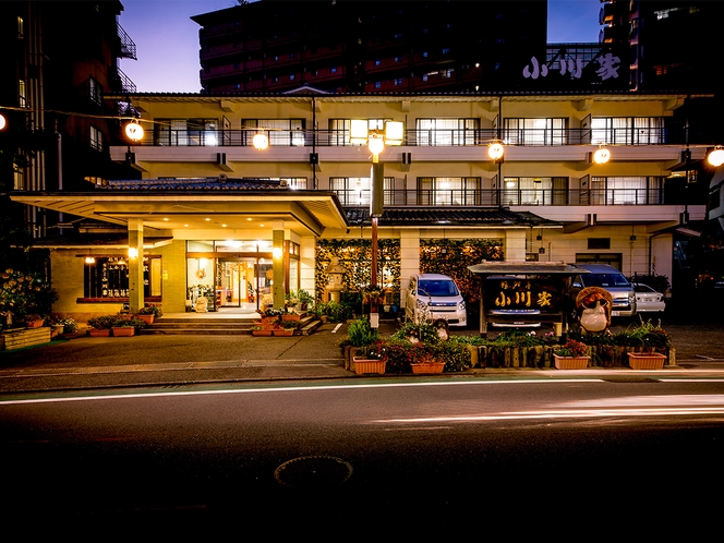 *【外観・夜】湯めぐりが楽しい伊豆長岡温泉の観光に便利な場所に位置しております。