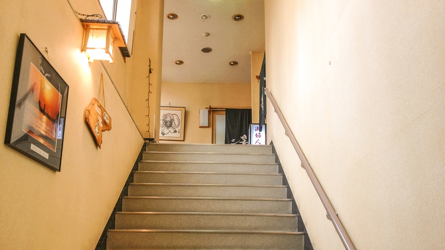 *【大浴場までの階段②】当館は大浴場まで急な階段を2ケ所ございます。こちらは2つめの階段
