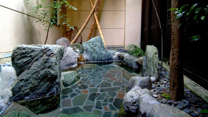 【露天風呂・女湯】アルカリ性単純泉　3~4名サイズの露天風呂の底には伊予の青石を採用