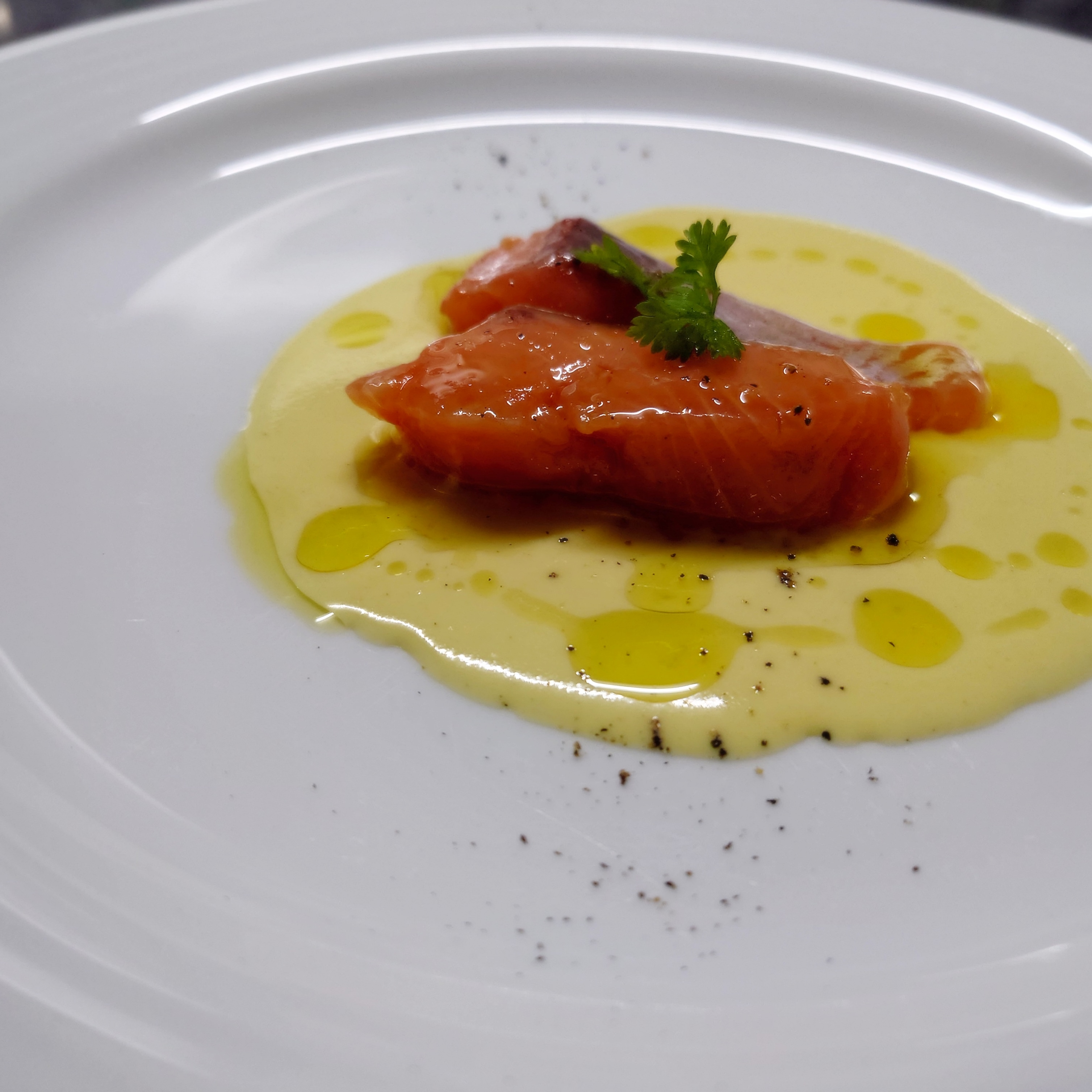 虹鱒のコンフィ　玉蜀黍ソース