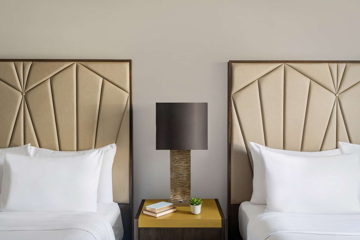 ダブルベッド2台