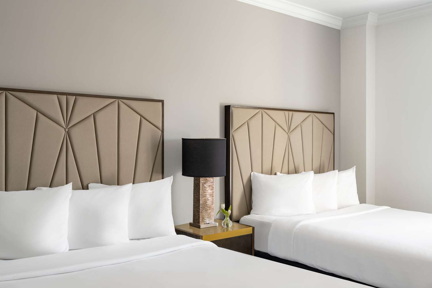 クイーンベッド2台